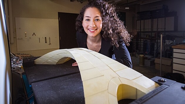 Karly Bastová z MIT předvádí zmenšený model
mostu navrženého podle náčrtků Leonarda da Vinciho.
