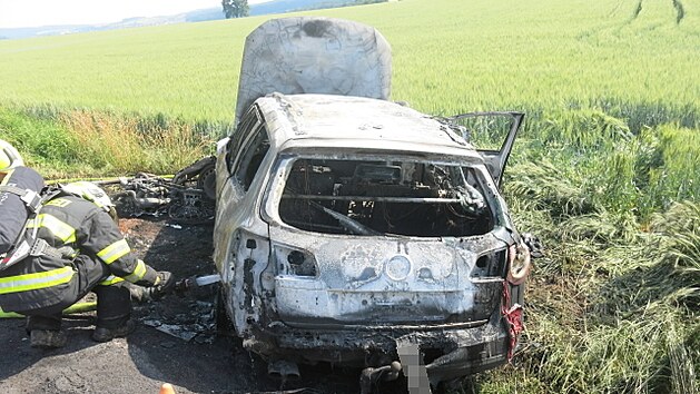 Motork pedjdl pes plnou ru, po nsledn srce s protijedoucm auta oba dopravn prostedky kompletn shoely.