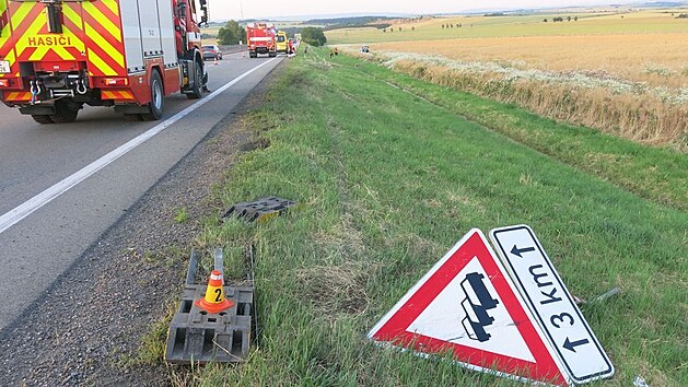 Mladý řidič na dálnici D46 při odhánění vosy z auta najel na krajnici, kde narazil do značky, a poté s vozem sjel do pole.