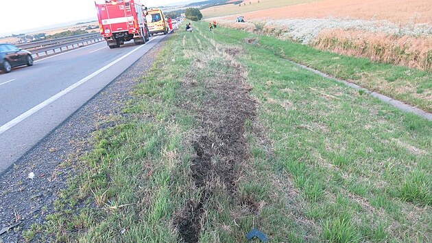 Mladý řidič na dálnici D46 při odhánění vosy z auta najel na krajnici, kde narazil do značky, a poté s vozem sjel do pole.