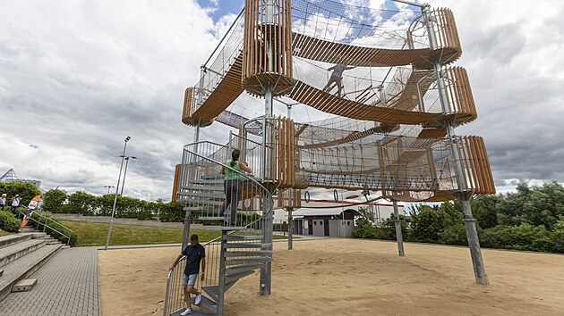 Olomoucký akvapark má nové venkovní atrakce – třípatrovovou lanovou prolézačku a dvě vzduchové trampolíny.