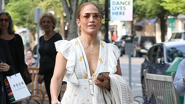 Jennifer Lopezovou zachytili fotografov na nkupech v New Yorku v romantickch blostnch atech s volnky. Podobn stih i styl jsou neodmysliteln spjaty s ltem. Tnovan brle a vlnn pld jsou pak efektnmi a zrove praktickmi doplky.