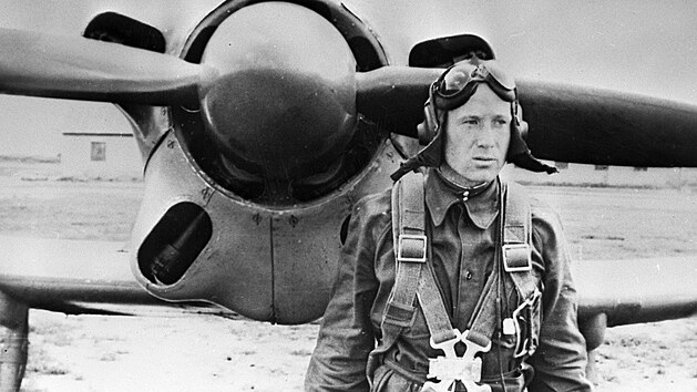 Alexej Leonov se bl�skl p�ist�n�m s porouchan�m migem, z n�ho� se m�l podle instrukc� katapultovat, necht�l v�ak ohrozit �ivoty lid� ve m�st� pod sebou.
