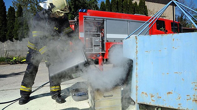 Vzn�cen� baterie na elektrokole m��e b�t n�hl�. Pokud je to mo�n�, je t�eba elektrokolo �i baterii p�em�stit na voln� prostranstv� pry� od ho�lav�ho okol�.