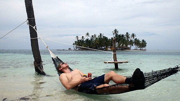 Pohodička na San Blas. Hamaka je chytře umístěna tak, aby člověka zespoda...