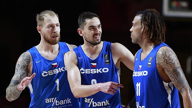 et basketbalist Patrik Auda, Tom Satoransk a Blake Schilb (zleva) se t z veden nad Kanadou.