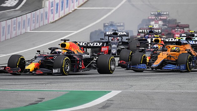 Max Verstappen (vpravo) z Red Bullu na startu Velk ceny Rakouska F1