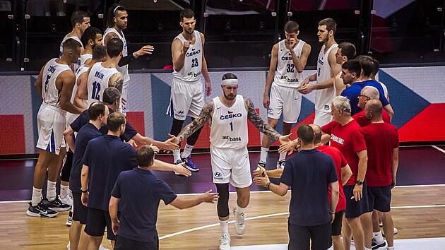 et basketbalist nastupuj k zpasu, jako prvn Patrik Auda.