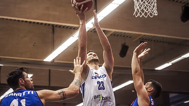 Český basketbalista Lukáš Palyza zakončuje na italský koš.