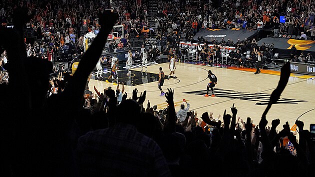Fanoušci Phoenixu oslavují během druhého finále NBA.