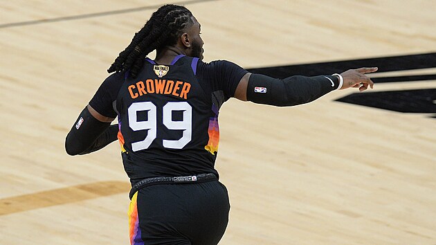 Jae Crowder dkuje za pihrvku spoluhri z Phoenixu.