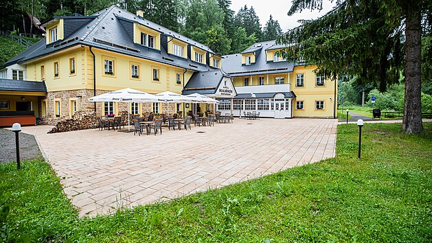 Agentura pro rozvoj Broumovska spravuje hotely Orlk a Zmeek, kter podili investoi. K tomu si pronajala hotely Javor, Skaln mln (na snmku) a Garni v Adrpachu.