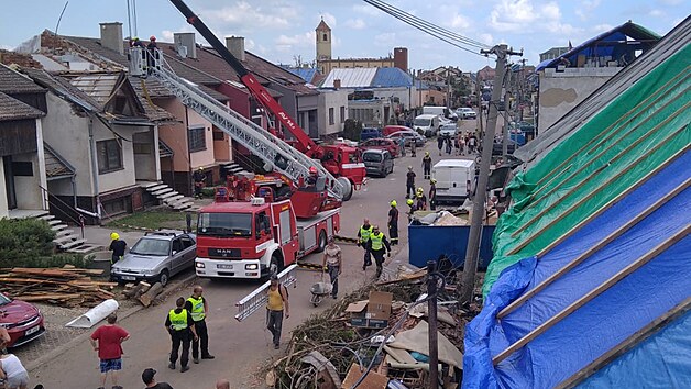 Čtyřicet profesionálních a dobrovolných hasičů z Plzeňského kraje pomáhalo tornádem zničené Moravské Nové Vsi.
