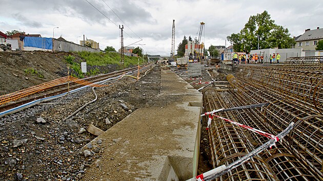 Stavba železničního koridoru z Plzně na Nepomuk je zhruba v jedné třetině. Rodí se základy silničního tunelu, který zůstane do doby výstavby zahrabaný pod tratí, opravují se mosty a vzniká lávka do Koterova. (22. 6. 2021)
