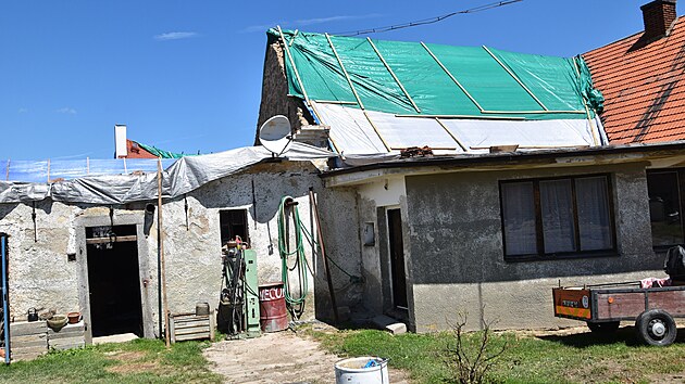 Rodina Pibkovch pila bhem niiv boue o stechu nad hlavou. Finann se jim rozhodl pomoci Vladimr Wrtherle z Tymkova u Plzn.  (6. 7. 2021)