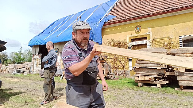 Obec Stebno se vzpamatovv z niiv boue. Mstnm pomh ada dobrovolnk. (6. 7. 2021)