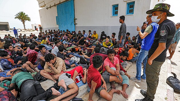 Migranti zachrnni tuniskou nrodn gardou 24. ervna 2021 pi pokusu o peplut Stedozemnho moe do Evropy v pstavu el-Ketef v Ben Guerdane v jinm Tunisku pobl hranic s Liby. Tunisko a Libye jsou vchozmi zemmi na trase migrant do Evropy, zejmna do Itlie.