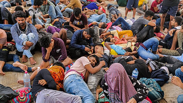 Migranti zachrnni tuniskou nrodn gardou 24. ervna 2021 pi pokusu o peplut Stedozemnho moe do Evropy v pstavu el-Ketef v Ben Guerdane v jinm Tunisku pobl hranic s Liby. Tunisko a Libye jsou vchozmi zemmi na trase migrant do Evropy, zejmna do Itlie.