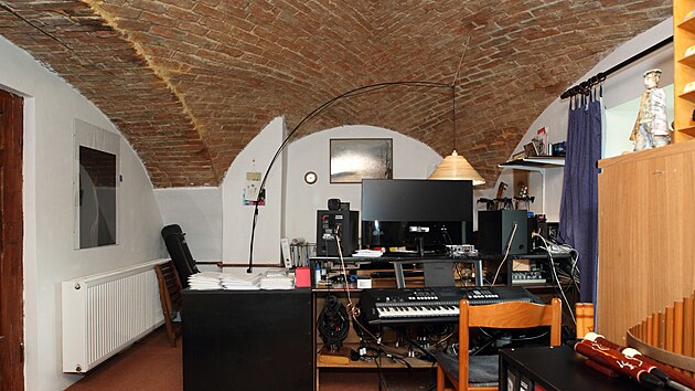 Pod starmi klenutmi stropy si hudebnk postavil
pracovnu a nahrvac studio.