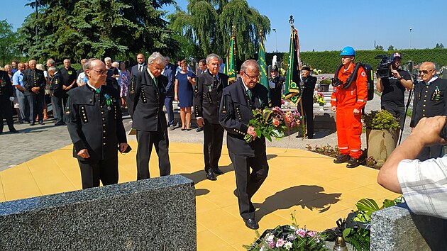 Památník tragické události na Dole Dukla našel nové důstojné místo na hřbitově v havířovské části Šumbark. Pietní akce k 60. výročí se zúčastnili horníci i zástupci báňských záchranářů.
