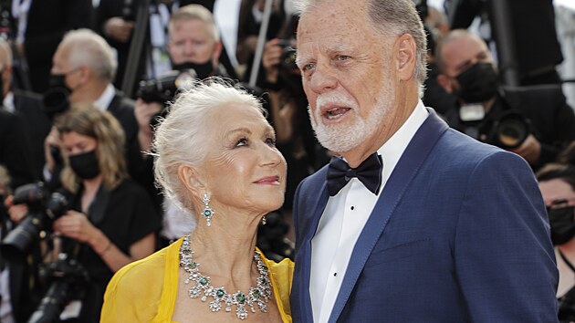 Helen Mirrenov a Taylor Hackford (Cannes, 6. ervence 2021)