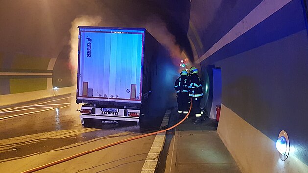Požár kamionu v Lochkovském tunelu. (3. července 2021)