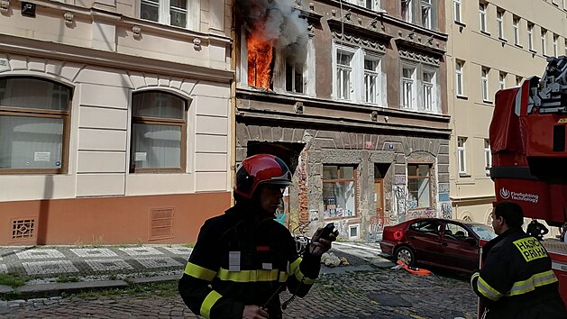 Požár požár v bytě v ulici Víta Nejedlého na Žižkově. (4. července 2021)