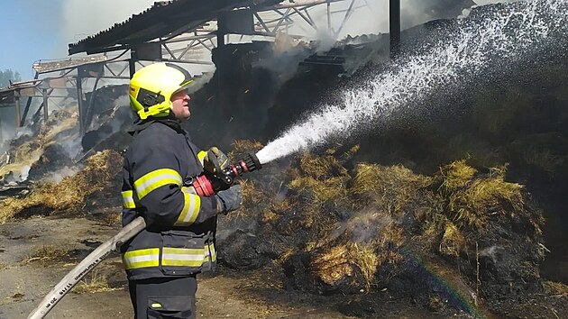 Požár haly s uskladněnou slámou v Koryčanech na Kroměřížsku. (6. července 2021)