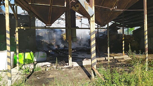 Požár haly s uskladněnou slámou v Koryčanech na Kroměřížsku. (6. července 2021)