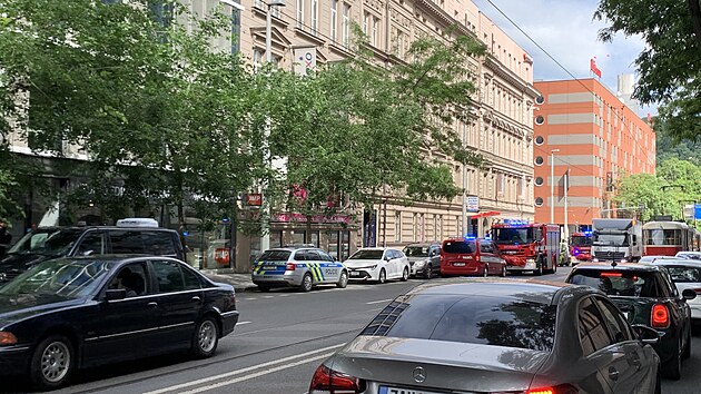 Policie a hasičů vyjeli před budovu společnosti Seznam.cz na pražském Smíchově (1. 7. 2021)
