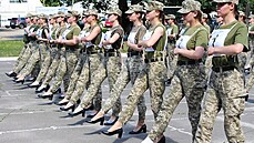 Ukrajinské vojaky se pipravují na výroní pochod. Na nohou pitom mají místo...