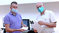 V�dci z fakulty textilní Ji�í Chvojka (vlevo) a fakulty strojní Petr Louda s...
