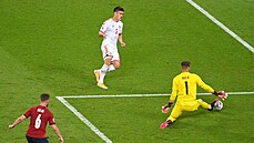 Tomá� Vaclík zasahuje proti Joakimu Maehlemu.