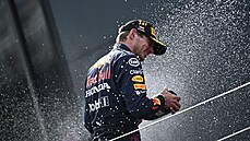 Nizozemský jezdec Red Bullu Max Verstappen už se šampaňským oslavuje vítězství...