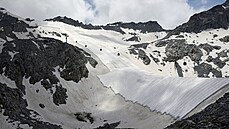 V Itálii klimatologové zakrývají ledovec dlouhými pásy geotextilie. (1....