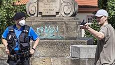 Neznámý vandal posprejoval Karlův most. (9. července 2021)