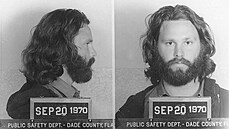 Jim Morrison na policejní fotografii z roku 1970. To jej ji� opléta�ky se...