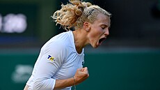 Kateina Siniaková se raduje z vítzného míe ve tetím kole Wimbledonu.