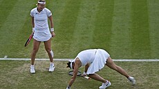 Lucie Hradecká (vpravo) a Marie Bouzková ve Wimbledonu