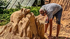 Na Pustevnách vytvořili umělci sochy z 90 tun písku na téma zvířata v...