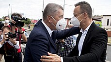 Premiér Andrej Babi� p�evzal od ma�arského ministra zahrani�í Pétera Szijjárta...