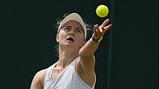 Barbora Krejíková podává ve druhém kole Wimbledonu.