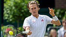 Amerian Sebastian Korda hraje forhend v osmifinále Wimbledonu.