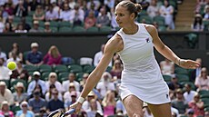Karolína Plíková se natahuje po míi v semifinále Wimbledonu.