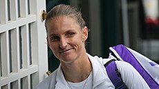 Karolína Plíková s úsmvem opoutí kurtu po vítzství v semifinále Wimbledonu.