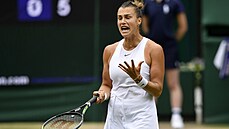 B�loruska Aryna Sabalenková se vzteká v semifinále Wimbledonu.