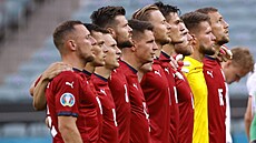 Čeští fotbalisté zpívají národní hymnu před čtvrtfinále ME proti Dánsku.