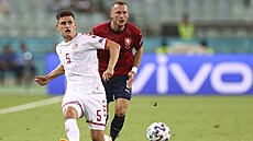 Joakim Maehle z Dánska odehrává mí� p�ed dotírajícím Vladimírem Coufalem.