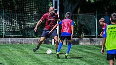 Jan Koller trénuje se áky Livesport fotbalové koly Petra echa.