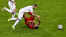 Italský stedopola Marco Verratti pepadává pes Youriho Tielemanse z Belgie.
